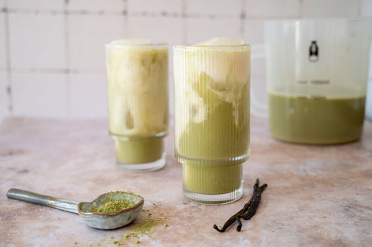 Vanille-Matcha-Latte mit Reismilch
